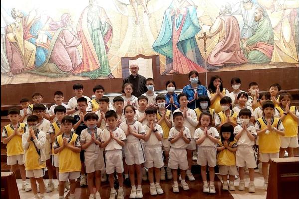 同學與堂區主任司鐸施神父合照