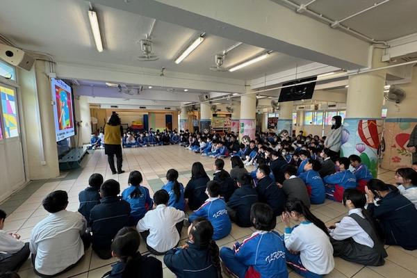 小五及小六同學在內操場內進行苦路祈禱