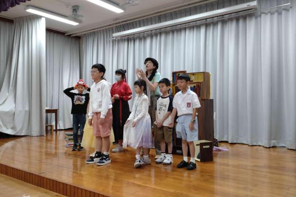 學生被邀上台參與活動。